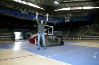 Andrei Xepkin steht an der Stelle im Palau Blaugrana, an der er einst den finalen Wurf des Kielers Nenad Perunicic blockte und so den Barca-Handballern den Champions League-Sieg 2000 sicherte. Andrei Xepkin steht an der Stelle im Palau Blaugrana, an der er einst den finalen Wurf des Kielers Nenad Perunicic blockte und so den Barca-Handballern den Champions League-Sieg 2000 sicherte.