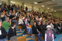 Schwarz-Gelb vereint mit Schwarz-Weiß: Gemeinsam zitterten die Handball-Fans bei mPublic Viewing in Altenholz um den THW. Schwarz-Gelb vereint mit Schwarz-Weiß: Gemeinsam zitterten die Handball-Fans bei mPublic Viewing in Altenholz um den THW.