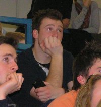 Gebannter Blick: Daniel Wessig auf der Tribüne in Altenholz. Gebannter Blick: Daniel Wessig auf der Tribüne in Altenholz.