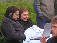 Mit Laptop vor dem Ticketcenter: Matthias Beckmann und Maik Schulze