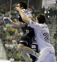 Musste im Hinspiel viel einstecken: Nikola Karabatic wird hier von Rutenka attackiert. Musste im Hinspiel viel einstecken: Nikola Karabatic wird hier von Rutenka attackiert.