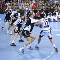 Jaliesky Garcia (4 Tore) wird von Kim Andersson (6 Tore) attackiert.