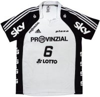 Das neue weiße Fantrikot: ab 25. August im Handel. Das neue weiße Fantrikot: ab 25. August im Handel.