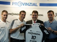 Andreas Palicka, Stefan L�vgren, Provinzial-Vorstandsvorsitzender Ulrich R�ther und Alfred Gislason pr�sentieren das neue Trikot mit Provinzial als Hauptsponsor.
