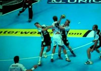 Klein und Lund stoppen Laen auf Kosten eines Strafwurfes.