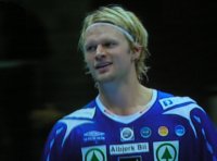 Thomas Larsson sah in der 26. Minute nach dritter Zeitstrafe die rote Karte. Thomas Larsson sah in der 26. Minute nach dritter Zeitstrafe die rote Karte.