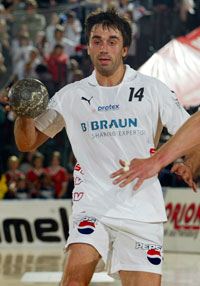 Spielt er oder spielt er nicht? MT-Spielmacher Vladica Stojanovic. Spielt er oder spielt er nicht? MT-Spielmacher Vladica Stojanovic.