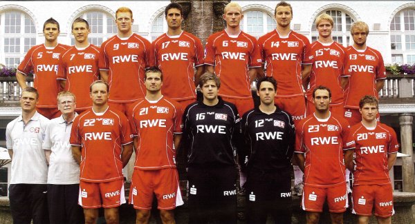 Oben von links: Versakovs, Vorontsov, Thoke, Casanova, Wozniak, Klesniks, Sch�tte, L�tzelberger;Unten von Links: Trainer Schargy, Betreuer Weller, Siniak, Vrany, Shejbal, Eijlers, Schmidt, Schult 