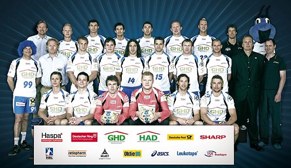 Hinten von links: Trainer Schwalbn, Niemeyer, K. Lijewski, M. Lijewski, Lackovic, Torgowanow, Hens, Phyioth. Albers;Mitte: Co-Trainer Stojanovic, Grundsten, Schult, B. Gille, G. Gille, Velyky, Grimm, Sportl. Leiter Fitzek, Betreuer Gro�er;