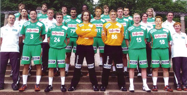 Oben von links: Krause, Stiebler, Rojewski, Kabengele, B�hm, Jurecki, Theuerkauf;Mitte von links: Sportdirekt. Kretzschmar, Trainer Biegler, Vasilakis, Sprenger, van Olphen, Physioth. Grothe, Torwarttrainer Schmidt;Unten von links: Kond.trainer