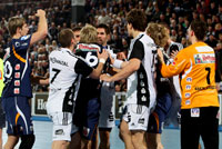 Aufreger Nummer 2: Nach einem Foul an Marcus Ahlm geraten Karabatic und Sauer aneinander - und die restlichen Spieler auch. Aufreger Nummer 2: Nach einem Foul an Marcus Ahlm geraten Karabatic und Sauer aneinander - und die restlichen Spieler auch.