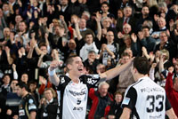 Grenzenloser Jubel bei Zuschauern und Spielern:  Kim Andersson und Dominik Klein feiern den Sieg �ber den Titelverteidiger.