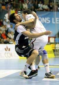 Nikola Karabatic musste bei seinem ersten längeren Einsatz wieder viel einstecken. Nikola Karabatic musste bei seinem ersten längeren Einsatz wieder viel einstecken.