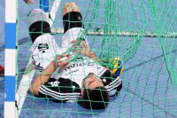 Nikola Karabatic blieb nach seinem Kempa-Tor zum 26:15 verletzt im Tor der Stralsunder liegen.