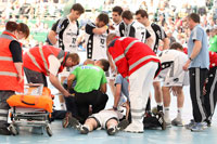 Momente des Bangens f�r Zuschauer und Spieler nach dem Zusammenprall zwischen Jicha und Glandorf.