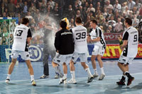 Die "dritte Halbzeit": Sektdusche f�r Trainer Alfred Gislason.