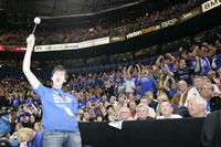 Der Gummersbacher Fanblock ist außer sich: Bei der Finalrunden-Premiere demütigt der VfL den hochgelobten HSV Hamburg. Der Gummersbacher Fanblock ist außer sich: Bei der Finalrunden-Premiere demütigt der VfL den hochgelobten HSV Hamburg.