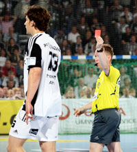 Marcus Ahlm sah in der 40. Minute die rote  Karte.