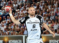 Erst der elfte Strafwurf der Saison verfehlte sein Ziel - Henrik Lundstr�m hat dennoch eine fantastische Erfolgsquote von �ber 90% aufzuweisen.