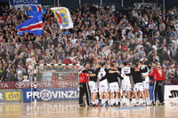 Der THW feiert nach �berzeugender Leistung den Ausw�rtssieg vor der Nordtrib�ne der Campushalle.