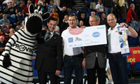 18.000 Euro spendeten der THW Kiel und die coop eG an das Kinderherzzentrum in Kiel. 18.000 Euro spendeten der THW Kiel und die coop eG an das Kinderherzzentrum in Kiel.