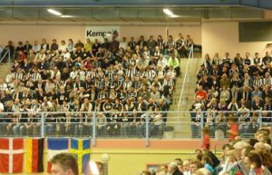 �ber 300 THW-Fans unterst�tzen die Zebras im Hexenkessel Kolding-Hallen.