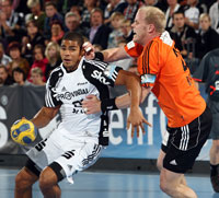 Bitter: Jan Henrik Behrends - hier noch im Trikot von Amicitia Z�rich - verletzte sich in seiner dritten Partie f�r D�sseldorf.