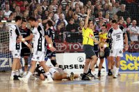 Hitziges Nordderby: Schiedsrichter Lars Schaller schickt hier einen SG-Spieler f�r zwei Minuten auf die Bank.