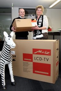 THW-Geschäftsführer Uli Derad überreichte den Hauptpreis an Karola Südel. THW-Geschäftsführer Uli Derad überreichte den Hauptpreis an Karola Südel.