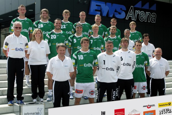 Hinten von links: Kristijan Ljubanovic, Horak, Gutbrod, Thiede, Kaufmann, Haa�, Sp�th;Mitte von links: Betreuer Heinrich, Physioth. Baumann, Jurca, Oprea, Sch�ne, Schweikardt, Athletiktrainer Dr. Bubeck, Trainer Petkovic;