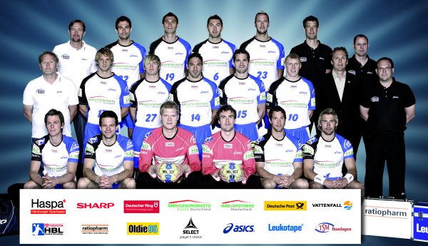 Hinten von links: Trainer Schwalb, Lijewski, Lijewski, Lackovic, Hens, Physioth. Albers;Mitte von links: Co-Trainer Stojanovic, Grundsten, Schliedermann, Gille, Gille, Velyky, Sportl. Leiter Fitzek, Betreuer Gro�er, Aarzt Hock;