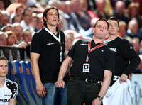 Verletzt, aber trotzdem ganz dicht an der Mannschaft: Kapit�n Marcus Ahlm fieberte auf und vor der Bank mit.