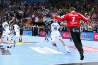 V�llig losgel�st: Filip Jicha holte Thierry Omeyer zum Jubeln ab.