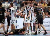 Emotional ging es auf den Rängen und auf der Platte zu: Ein ums andere Mal bildeten sich kleine "Rudel". Emotional ging es auf den Rängen und auf der Platte zu: Ein ums andere Mal bildeten sich kleine "Rudel".