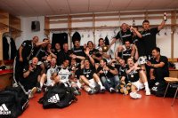 Siegerfoto auf Socken: Teil eins der gro�en Champions-League-Party stieg bereits in der Kabine.