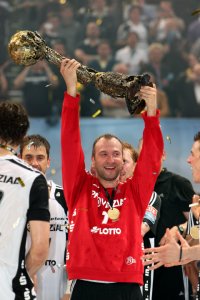 Der Triumphator mit dem Pokal: Thierry Omeyer.