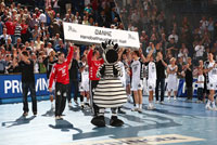 Der Dank der Mannschaft an die Fans nach dem Spiel. Der Dank der Mannschaft an die Fans nach dem Spiel.