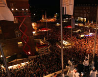 Bis weit nach Mitternacht feierten die Fans auf dem brechend vollen Rathausplatz. Bis weit nach Mitternacht feierten die Fans auf dem brechend vollen Rathausplatz.