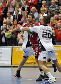 Chen Pomeranz versucht, an Christian Zeitz vorbeizukommen. Der Israeli trumpfte erst in der zweiten Halbzeit auf. Chen Pomeranz versucht, an Christian Zeitz vorbeizukommen. Der Israeli trumpfte erst in der zweiten Halbzeit auf.