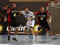 Robert Arrhenius hatte gegen die Lübbecker Abwehrhünen Siodmiak und Gustafsson einen schweren Stand. Robert Arrhenius hatte gegen die Lübbecker Abwehrhünen Siodmiak und Gustafsson einen schweren Stand.