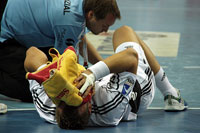 Schrecksekunde: Christian Zeitz bleibt mit Schmerzen am linken Fu� liegen.