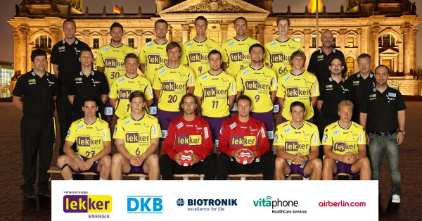 Oben von links: Trainer Sigurdsson, Petersson, Kubisztal, Laen, Vatne, Christophersen, Team-Koord. Marunke;Mitte von links: Co-Trainer Haase, Athletik-Trainer Helm, Wilczynski, B�hm, Richwien, Spoljaric, L�ffler, Physioth. Kittmann,