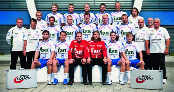 Oben von links: Schmei�er, Kunz, Andersson, Rominger, Spatz, Kossler;Mitte von links: Trainer Biegler, Arzt Dr. Rachor, K�hrmann, Kneer, Sz�cs, Larsson, Jakobsson, Co-Trainer David, Arzt Dr. Petermann, Betreuer Sch�ssler;