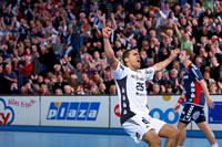 Daniel Narcisse jubelt zusammen mit den Fans �ber seinen ersten Treffer.