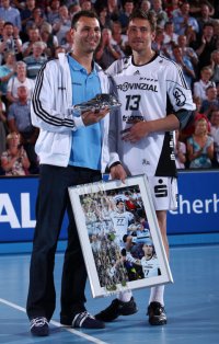 Bewegender Abschied von Jerome Fernandez, dem Kapit�n Marcus Ahlm das Geschenk der Mannschaft �berreichte.