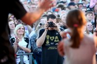 Dominik Klein betätigte sich bei Manon Omeyers Gesangs-Auftritt als Fotograf. Dominik Klein betätigte sich bei Manon Omeyers Gesangs-Auftritt als Fotograf.