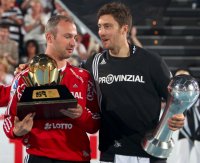 Thierry Omeyer und Marcus Ahlm pr�sentieren die Ausbeute der Saison.