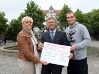 Übergab 1800 Euro für das neue Kiwanis-Projekt an VfL-Handballer Jan Schult (re.) und Frank Biller (Kiwanis): Cup-Organisatorin Jana Kürbis. Übergab 1800 Euro für das neue Kiwanis-Projekt an VfL-Handballer Jan Schult (re.) und Frank Biller (Kiwanis): Cup-Organisatorin Jana Kürbis.