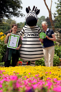 v.l.n.r.: Dr. Gabriele Ismer, Hein Daddel, Monika Prall, Mitinhaberin des Tierparks Gettorf. v.l.n.r.: Dr. Gabriele Ismer, Hein Daddel, Monika Prall, Mitinhaberin des Tierparks Gettorf.