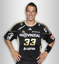 Dominik Klein präsentiert das neue schwarz-goldene THW-Trikot für die kommende Champions-League-Saison. Dominik Klein präsentiert das neue schwarz-goldene THW-Trikot für die kommende Champions-League-Saison.